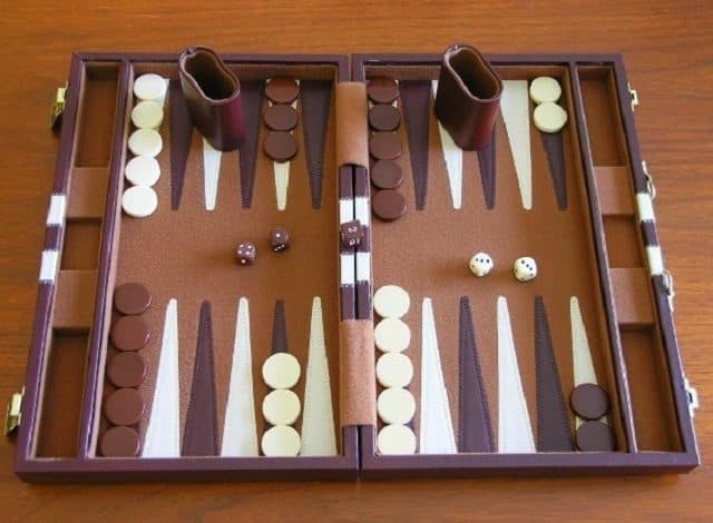 Cờ Backgammon là gì? Hướng dẫn cách chơi Backgammon cơ bản