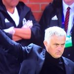 Mourinho giơ ba ngón tay đáp trả chế giễu của CĐV Juventus