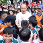 HLV Park Hang-seo bị bủa vây khi làm từ thiện ở Bình Định