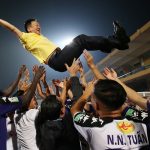 Cầu thủ Hà Nội công kênh bầu Hiển mừng chức vô địch V-League