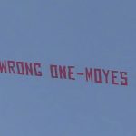 CĐV Man Utd dùng máy bay căng biểu ngữ đòi đuổi Phó Chủ tịch
