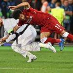 'Bậc thầy Judo' Sergio Ramos quật ngã cầu thủ Salah