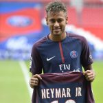Hình ảnh Neymar khoác áo PSG tràn ngập cửa hàng ở Barcelona