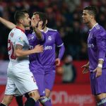 Ronaldo gây phẫn nộ khi ném bóng vào cầu thủ Sevilla