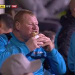 Thủ môn dự bị thản nhiên ăn bánh khi đội nhà đấu với Arsenal
