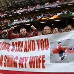 CĐV Man Utd dâng vợ để thuyết phục Ibrahimovic ở lại