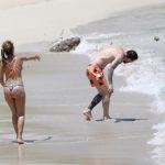 Vợ chồng Messi ném cát lên người nhau