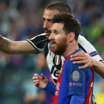 Hai cầu thủ của Juventus tranh nhau đổi áo với Messi