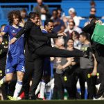 Conte bị dội thùng nước trong lễ đăng quang của Chelsea