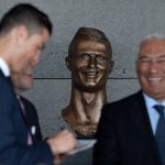 Lễ đặt tên sân bay Ronaldo bị bức tượng thảm họa che mờ