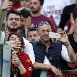 CĐV Roma bật khóc trong thời khắc giã biệt Totti
