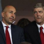 Giám đốc Arsenal cầu xin cổ động viên ủng hộ Wenger