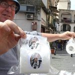 CĐV Napoli in mặt cựu người hùng Higuain lên giấy vệ sinh