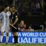 Messi đối mặt án treo giò vì 'lăng mạ trọng tài'