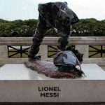 Tượng Messi ở Argentina bị cắt mất nửa trên