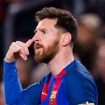 Messi gây nghi vấn với kiểu chia vui 'nghe điện thoại'