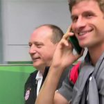 Muller dùng hộ chiếu giả làm điện thoại, né tránh phóng viên