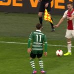 Cầu thủ Ajax lợi dụng đồng đội chấn thương để qua người