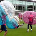 Cầu thủ Barca luyện tập trong bong bóng khí