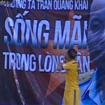 CĐV treo hình phi công Trần Quang Khải tại V-League