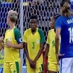 Nữ cầu thủ gây ngạc nhiên vì lấy tay che vùng kín ở Olympic