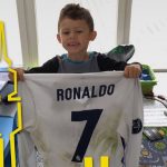 Con của đối thủ hớn hở vì món quà từ Ronaldo