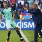HLV Bồ Đào Nha: Ronaldo không theo chân Messi chia tay đội tuyển