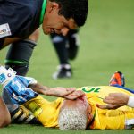 Neymar chảy máu đầy mặt vì trúng cùi chỏ của cầu thủ Bolivia