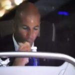Zidane gặm bánh mỳ, soi lại trận hoà Dortmund ngay trên xe buýt
