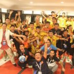 HLV U19 Việt Nam hôn quốc kỳ trên áo học trò, mừng chiến thắng