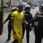 Cầu thủ giả vờ chấn thương, trốn cảnh sát ở vòng loại World Cup