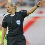 Nữ trọng tài vô tình kiến tạo cho cầu thủ ghi bàn ở Đức
