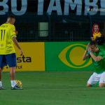 Đối thủ quỳ lạy xin Neymar ngừng lừa bóng