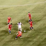 Bức ảnh Messi đối đầu chín cầu thủ Chile gây chú ý