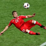 Cầu thủ Thụy Sĩ phát cáu vì màn chia vui của Ba Lan