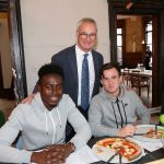 HLV Ranieri mở tiệc pizza thưởng học trò