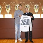 Ronaldo nhận quà nhân dịp ghi bàn thứ 350 cho Real Madrid