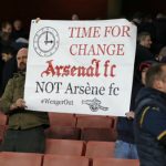 CĐV Arsenal trả vé, giăng biểu ngữ đòi sa thải Wenger