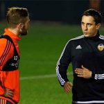 Neville cấp iPad cho cầu thủ Valencia để hướng dẫn tập luyện