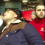 CĐV ngủ gật khi xem Man Utd thi đấu