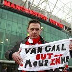 CĐV Man Utd ký đơn tập thể yêu cầu sa thải Van Gaal