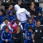 Diego Costa hối hận về vụ ném áo tập về phía Mourinho