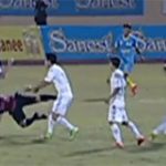Cầu thủ Hà Nội T&T nhận thẻ đỏ vì đánh trọng tài ngã xuống sân
