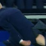 Zidane rách quần sau pha hỏng ăn của Benzema