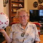 Bà lão 90 tuổi gây sốt với tài tâng bóng