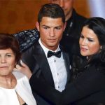 Chị của Ronaldo cáu vì tượng em trai bị viết tên Messi