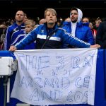 CĐV Chelsea giăng biểu ngữ: 'Cầu thủ phản bội Mourinho'