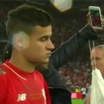 CĐV đòi chụp ảnh trong khi Coutinho buồn phát khóc