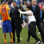 Bảo vệ sân trấn lột áo Messi tặng fan cuồng