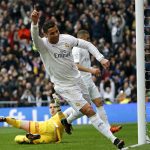 'Trả đũa' đối phương, Ronaldo may mắn thoát thẻ đỏ